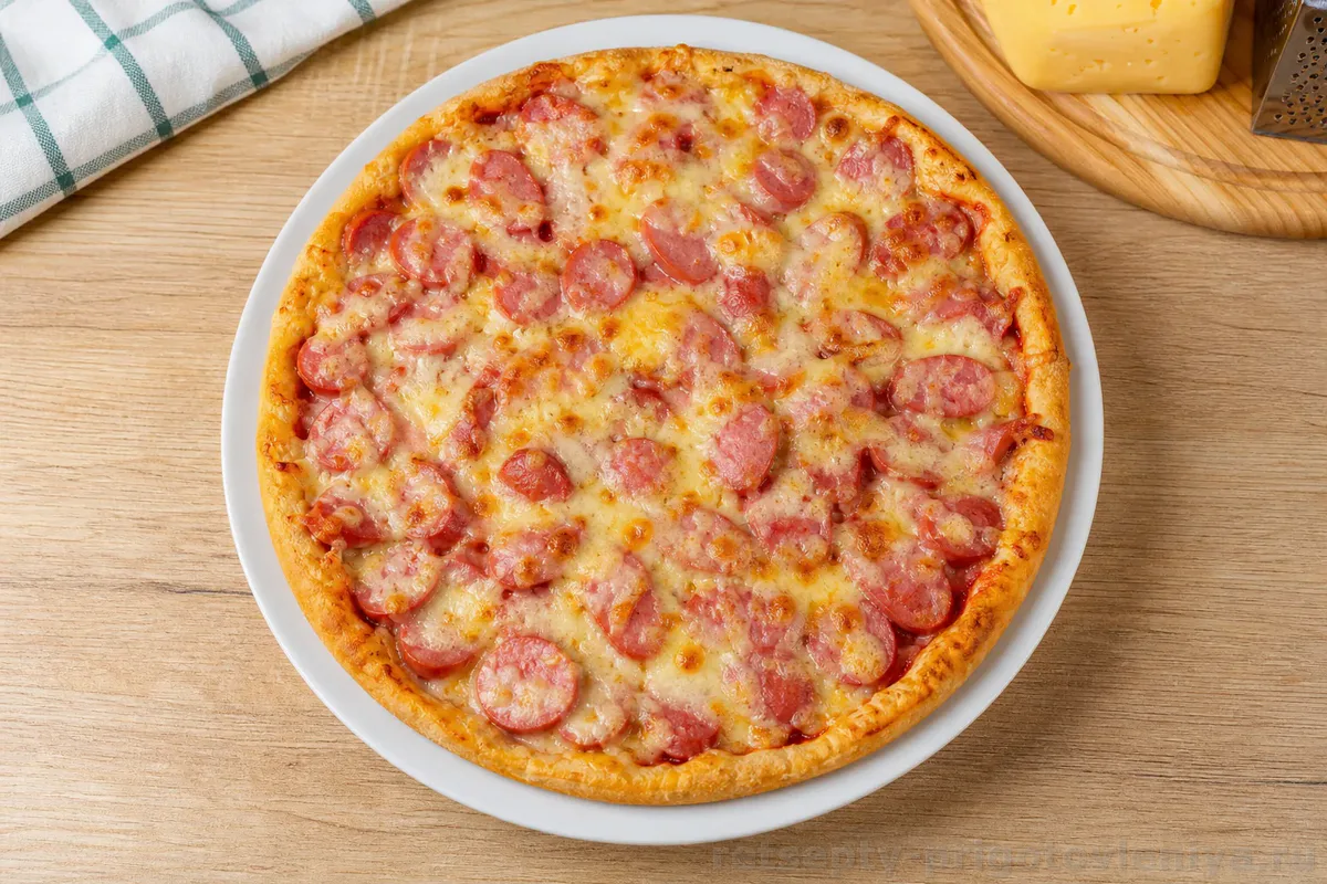 Домашняя пицца с колбасой и сыром